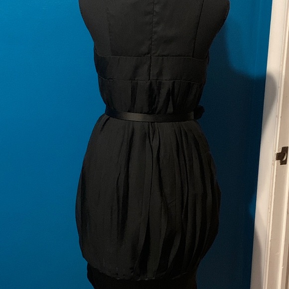 Sleeveless Black mini dress with ruffled front - Picture 3 of 12